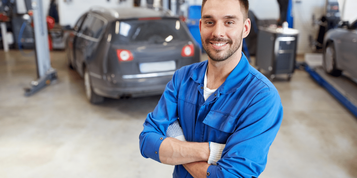 Mecánico en su taller con un banco de trabajo detras